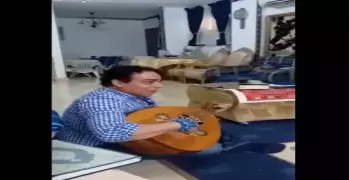 فيديو أحمد حجازي.. ملحن يقرأ القرآن الكريم على أنغام العود