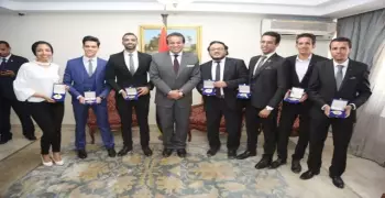 وزير التعليم العالي يكرم طلاب كلية الهندسة جامعة حلوان.. اخترعوا دراجة كهربائية