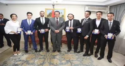 وزير التعليم العالي يكرم طلاب كلية الهندسة جامعة حلوان.. اخترعوا دراجة كهربائية