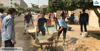 طلاب الأزهر ينظفون مخلفات البناء من حرم الجامعة (صور)