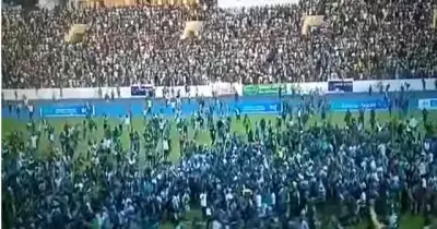 عقب التعادل مع مصر.. جماهير جزر القمر تقتحم ملعب المباراة (فيديو)