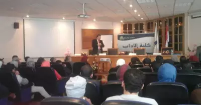 صور| إقبال طلابي كثيف على ورشة «التصدير» بآداب عين شمس