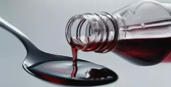 صور.. صيدلي يكتشف «صامولة حديد» داخل زجاجة دواء