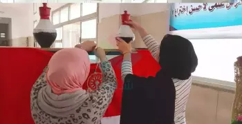 طلاب تربية نوعية يشاركون بمشغولات يدوية في أسبوع كليات جامعة بنها