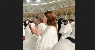 صدمة في الحرم المكي.. شابة تؤدي مناسك العمرة دون حجاب ومرتدية إحرام الرجال (فيديو)