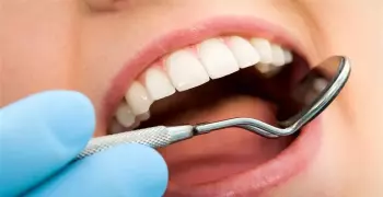 طبيب ألماني يقتلع أطول سن في العالم ويدخل موسوعة جينيس (صورة)