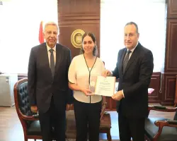 وزير التعليم العالي يكرم هيا عمرو بعد إسعافها مصابي حادث مول أرابيلا بلازا