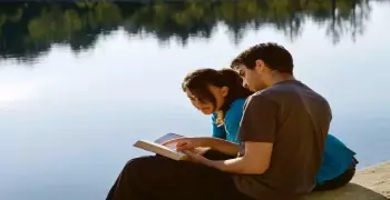 خطيبتك لسه بتدرس؟.. 5 نصائح للتعامل معها فترة الامتحانات