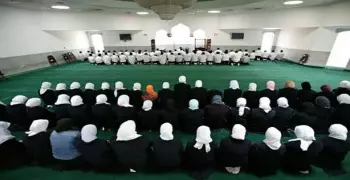 «إمام الحرم المكي» يدعو إلى عدم فصل الرجال عن النساء في الصلاة