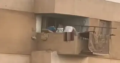 أب يضرب ابنته بطريقة وحشية في العاشر من رمضان.. فيديو مؤلم