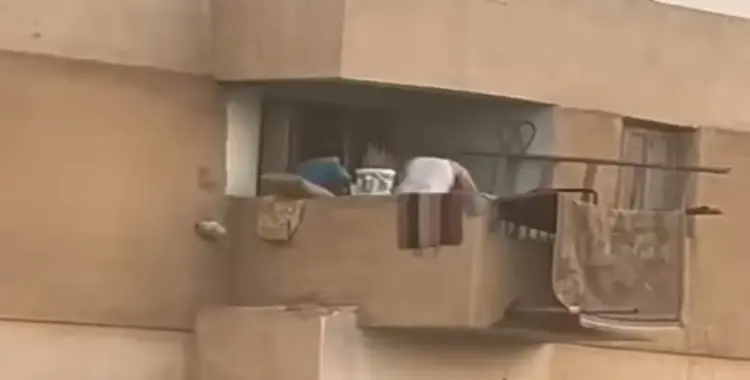  أب يضرب ابنته بطريقة وحشية في العاشر من رمضان.. فيديو مؤلم 