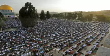 120 ألف فلسطيني يتحدون إسرائيل ويصلون العيد بالمسجد الأقصى