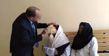 رئيس جامعة بني سويف يجري أول عملية مياه بيضاء ضمن مبادرة «نور العيون»