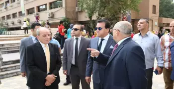 وزير التعليم العالي يشارك طلاب معهد الخدمة الاجتماعية بالقاهرة محاضراتهم