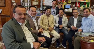 بالصور.. خلف الحبتور يشرب القهوة في سيفانوبولو ويغازل تاريخ الإسكندرية القديم