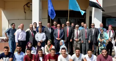 طلاب جامعة طنطا يؤدون تحية العلم في أول أيام الدراسة