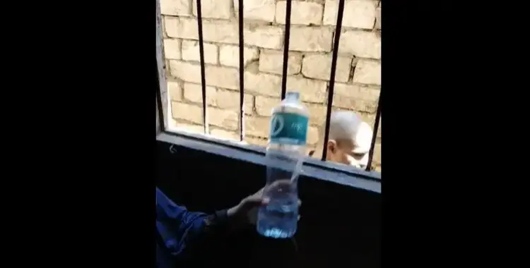  ابن معاق حبسته أمه 23 عامًا خلف شباك حديدي.. يوجع القلوب 