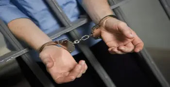 الحبس 3 سنوات لعامل بتهمة تعاطي المواد المخدرة وابتلاع طفله قطعة حشيش بسببه