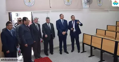 رئيس جامعة سوهاج يفتتح قاعات جديدة بكلية الصيدلة  (صور)