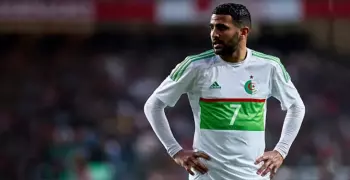 شاهد.. تصرف غريب من رياض محرز تجاه رئيس الوزراء المصري