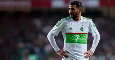 شاهد.. تصرف غريب من رياض محرز تجاه رئيس الوزراء المصري