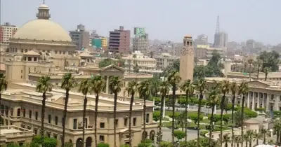 رجل يعتدي بساطور على طلبة جامعة القاهرة (فيديو)