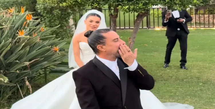 ببدلة كاجوال.. اللقطات الأولى لزفاف هادي الباجوري على عروسته