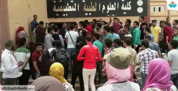 تظاهر طلاب كلية العلوم الطبية بجامعة بني سويف رفضا لمسمى التخرج «فني»