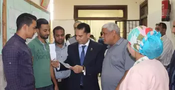 نائب رئيس جامعة جنوب الوادي يتفقد إجراءات انتخابات اتحاد الطلاب