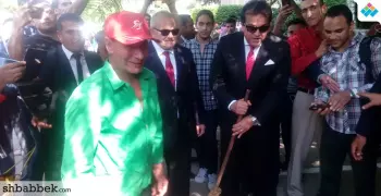 وزير التعليم العالي يكنس بدلا من عامل في جامعة القاهرة (صور)