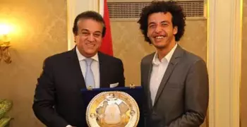 بالصور.. التعليم العالي تكرم طبيب حصل على جائزة في ريادة الأعمال حول العالم