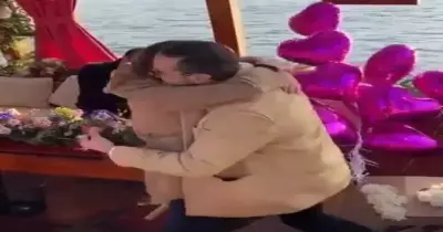 شاهد شام الذهبي تقبل خطيبها بعد أن أهداها خاتم الخطوبة