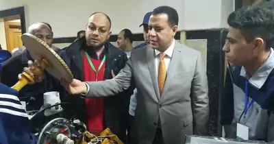 نائب رئيس جامعة أسيوط يتفقد معرض الناشط العلمي بأسبوع شباب الجامعات