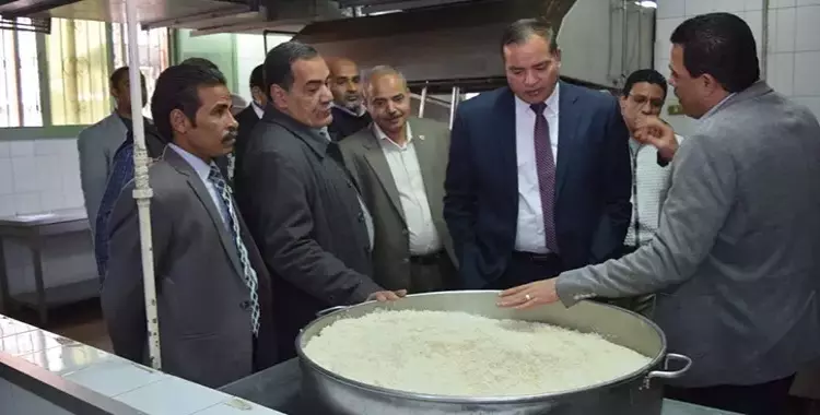  رئيس جامعة سوهاج يتابع مراحل تجهيز وجبات المدن الجامعية (صور) 