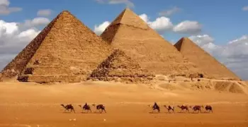 شاب يصعد لقمة الهرم الأكبر ويلقي بالحجارة على الزائرين.. صورة