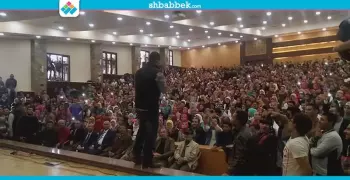 صور| تزاحم طلاب جامعة عين شمس في حفل هشام الجخ
