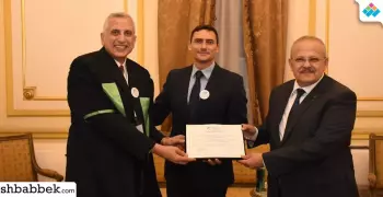 بالصور.. رئيس جامعة القاهرة يتسلم شهادة الاعتماد الدولى لكلية العلاج الطبيعي