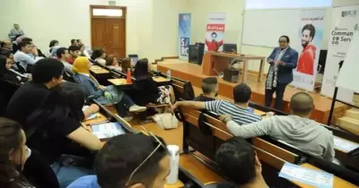 «متقربش ومتجربش».. حملة لمكافحة الإدمان بالجامعة البريطانية (صور)