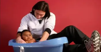 هل صورة ميسي ولامين يامال حقيقية؟.. قصة تعود إلى عام 2007