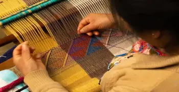من الفروقات بين الحرفي و الفنان أن الحرفي لا يلتزم بقواعد أساسية و يهتم بالنواحي الجمالية صواب أم خطأ؟