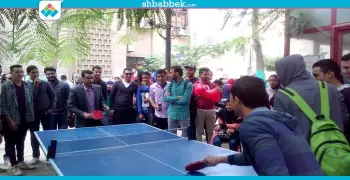 وكيل كلية الحقوق يلعب «تنس طاولة» مع الطلاب (فيديو)