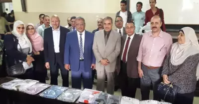 رئيس جامعة الأزهر يفتتح معرض الملابس الجاهزة في فرع الدراسة