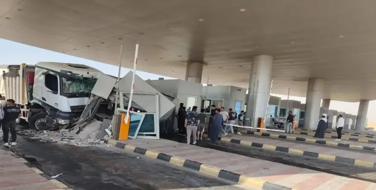  حادث الطريق الأوسطي اليوم.. صور انقلاب ميكروباص وتصادم تريلا بالكارتة 