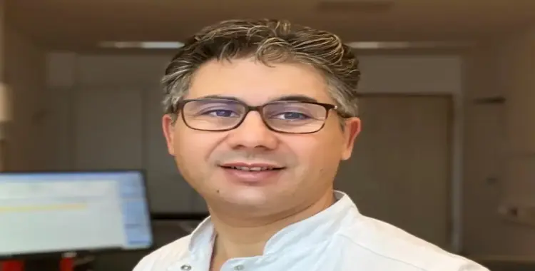  طبيب يكشف معاناته مع العمل داخل المستشفيات.. «قعدت 40 يوم شغال مروحتش البيت» 