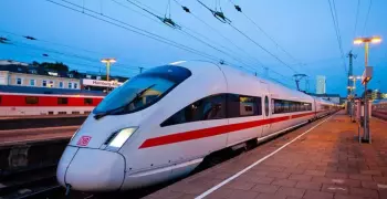 رجل يدفع طفل وأمه أمام قطار سريع