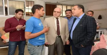 سقوط طالب بجامعة أسيوط على رصيف القطار.. والجامعة تتعهد بعلاجة (صور)