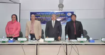 رئيس جامعة أسيوط يقف دقيقة حداد على ضحايا حادث الواحات
