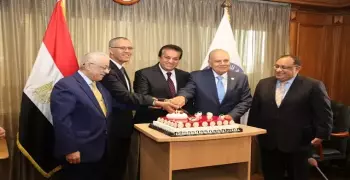 وزير التعليم العالي يكرم رئيس جامعة حلوان