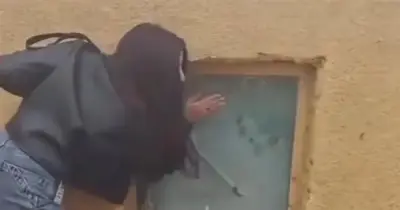 تستهزئ بالموتى.. فتاة تثير الغضب بتصرفات غريبة في المقابر (فيديو)