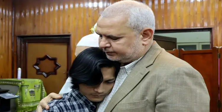  في لفتة إنسانية.. عميد كلية أصول الدين بالأزهر يواسي طالب ماليزي لوفاة والده (صور) 